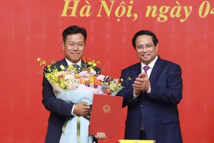 Thủ tướng Phạm Minh Chính trao Quyết định điều động, bổ nhiệm GS,TS Lê Quân, Giám đốc Đại học Quốc gia Hà Nội, giữ chức Thứ trưởng Giáo dục và Đào tạo. (Ảnh: TTXVN)