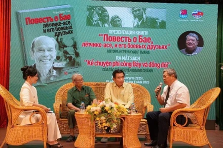 Nhà văn Nguyễn Quang Chánh (ngoài cùng bên phải ảnh) giao lưu cùng các khách mời tại lễ ra mắt cuốn sách "Kể chuyện phi công Bảy và đồng đội”.