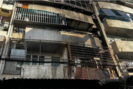 Hiện trường vụ cháy cư xá Độc Lập tối 6/7 tại phường Phú Thọ Hòa, Thành phố Hồ Chí Minh. (Ảnh: NHẬT THÀNH)