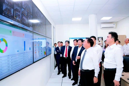 Đồng chí Nguyễn Xuân Thắng, Ủy viên Bộ Chính trị, Giám đốc Học viện Chính trị quốc gia Hồ Chí Minh, Chủ tịch Hội đồng Lý luận Trung ương và đơn vị đối tác tham quan mô hình quản trị thông minh tại Học viện. (Ảnh: PHẠM CƯỜNG)