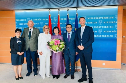 Đại sứ Việt Nam tại Cộng hòa Áo Vũ Lê Thái Hoàng chào xã giao và làm việc với Thủ hiến bang Hạ Áo Johanna Mikl-Leitner.
