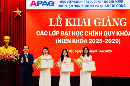 Khen thưởng 3 tân sinh viên là thủ khoa đầu vào Học viện Hành chính và Quản trị công năm 2025 tại Lễ Khai giảng.