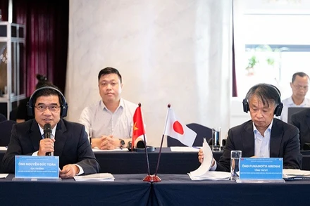 Phó Giáo sư, Tiến sĩ Nguyễn Đức Toàn, Cục trưởng Cục Biển và Hải đảo Việt Nam (bên trái ảnh).