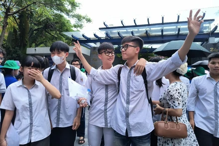 Thí sinh bày tỏ cảm xúc sau khi hoàn thành buổi thi môn Ngữ văn Kỳ thi tốt nghiệp THPT năm 2025, sáng 26/6 (Ảnh: HỒNG VÂN)