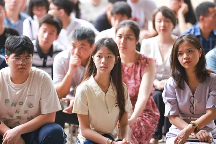 [Ảnh] Các nhà trường gặp gỡ, giải đáp câu hỏi cho học sinh trúng tuyển lớp 10 