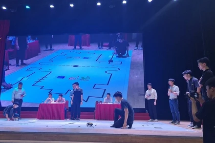 Sinh viên tham gia một cuộc thi lập trình robot, diễn ra tại Học viện Công nghệ Bưu chính Viễn thông (Ảnh: PTIT)