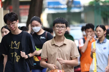 Thí sinh tham dự Kỳ thi vào lớp 10 Trường THCS và THPT Nguyễn Tất Thành năm học 2025-2026, sáng 14/6. 