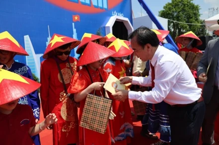 Chủ tịch Hội Cứu trợ trẻ em tàn tật Việt Nam Ngô Sách Thực trao tặng quà cho các cháu khuyết tật.