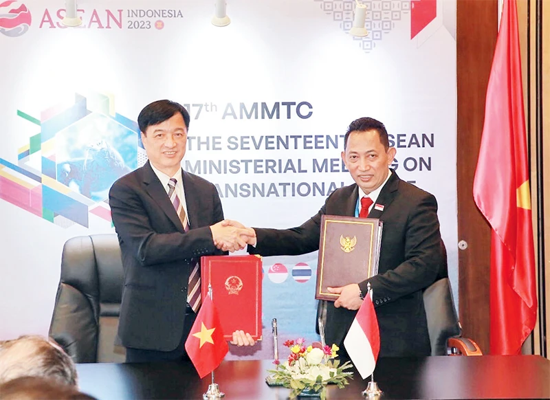 Thứ trưởng Công an Nguyễn Duy Ngọc và Đại tướng Listyo Sigit Prabowo, Tư lệnh Cảnh sát quốc gia, Trưởng AMMTC Indonesia ký kết Nghị định thư sửa đổi bổ sung Bản ghi nhớ giữa Chính phủ hai nước về hợp tác phòng ngừa và đấu tranh chống tội phạm, ngày 21/8/2023. 