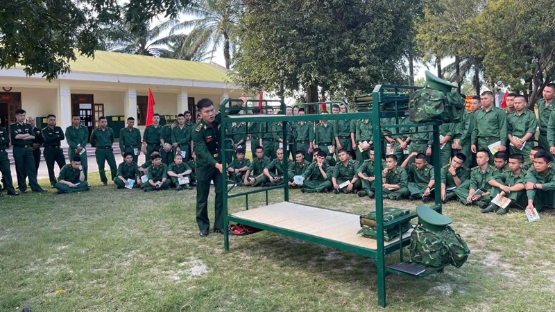 Cán bộ hướng dẫn sắp xếp nội vụ cho chiến sĩ mới.