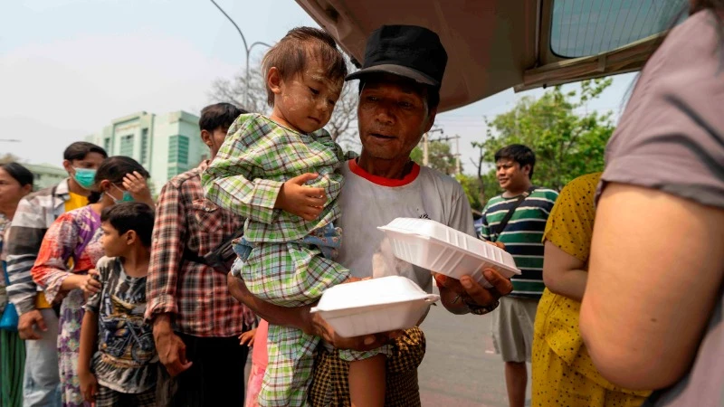 Người dân xếp hàng nhận thực phẩm viện trợ ở Mandalay, Myanmar. (Ảnh TÂN HOA XÃ)