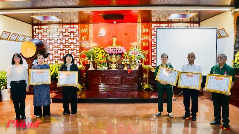 Trao bằng Tổ quốc ghi công 5 liệt sĩ Tiểu đoàn nữ biệt động Lê Thị Riêng.