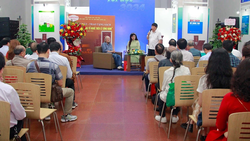 Quang cảnh buổi lễ ra mắt sách.