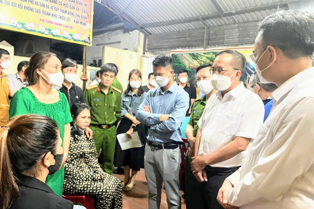 Lãnh đạo quận Ngô Quyền (Hải Phòng) thăm hỏi, động viên, chia sẻ những mất mát với các gia đình có người thiệt mạng trong vụ cháy.