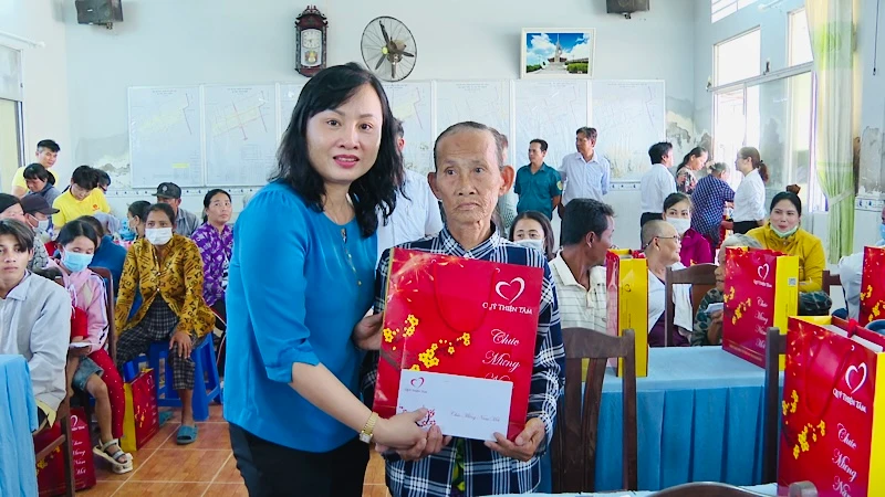 Đồng chí Đỗ Ái Lam, Phó Chủ tịch Ủy ban nhân dân thành phố Bạc Liêu (tỉnh Bạc Liêu) trao quà Tết cho bà con dân tộc Khmer ở các xã vùng ven biển của thành phố.