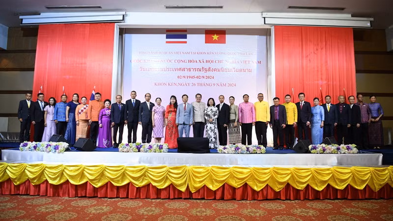 Các đại biểu dự lễ chụp ảnh lưu niệm. (Ảnh: XUÂN SƠN) 