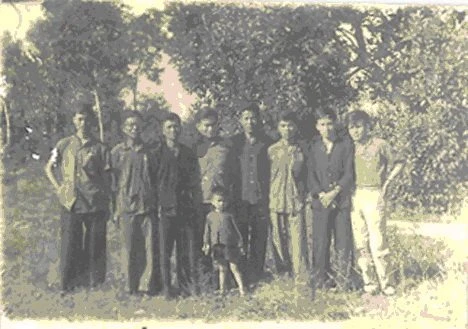 Nhà báo Nguyễn Trọng Định - người đầu tiên từ bên phải qua. Ảnh tư liệu của Nhà báo Trần Mai Hạnh