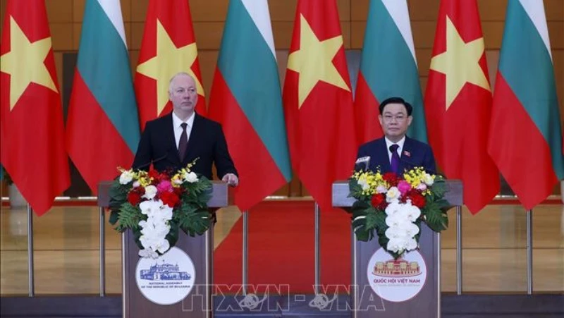 Chủ tịch Quốc hội Vương Đình Huệ và Chủ tịch Quốc hội Bulgaria Rossen Dimitrov Jeliazkov chủ trì buổi họp báo thông báo kết quả hội đàm. (Ảnh: Nhan Sáng/TTXVN)