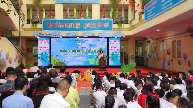 Cô Nguyễn Diệu Ánh, Hiệu trưởng Trường tiểu học Trần Nhật Duật phát biểu tại lễ tổng kết dự án.