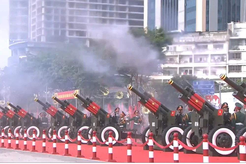 Toàn cảnh Lễ Diễu binh, diễu hành kỷ niệm 50 năm Ngày Giải phóng miền Nam, thống nhất đất nước 