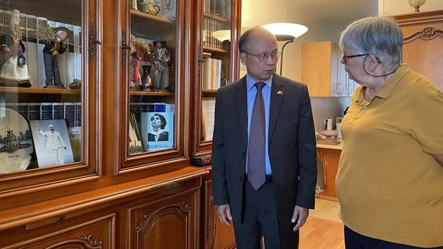 Bà Catherine Dien xúc động kể lại nhiều câu chuyện về người mẹ Raymonde Dien của mình. (Ảnh: TTXVN)