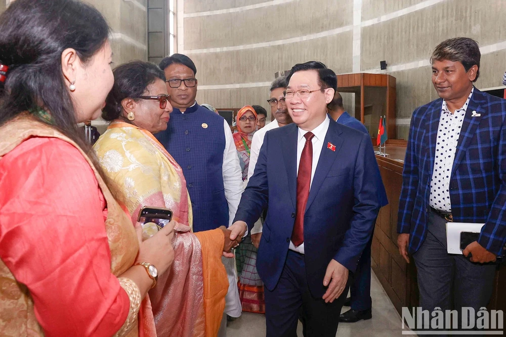 Chủ tịch Quốc hội Vương Đình Huệ với các đại biểu Quốc hội Bangladesh.