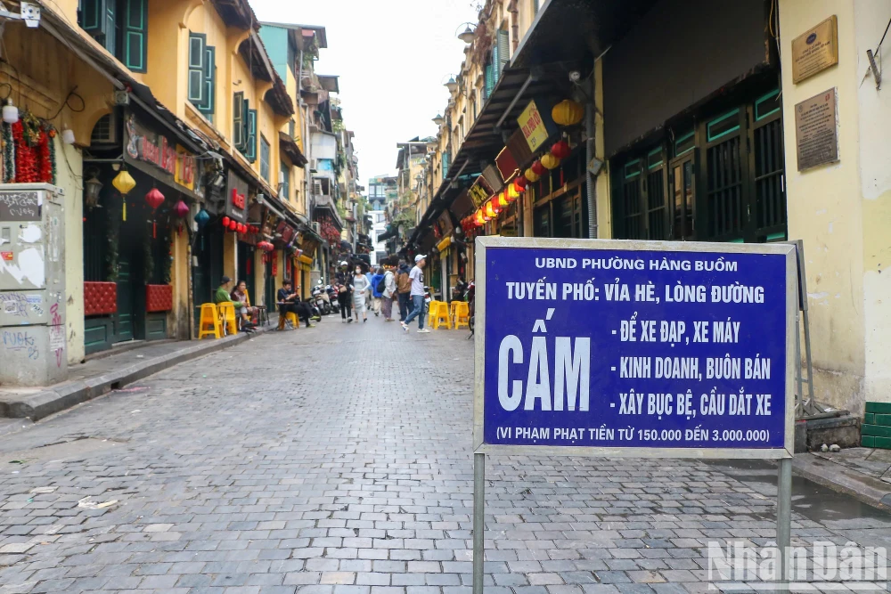 Phố Tạ Hiện. Ảnh: NHẬT QUANG