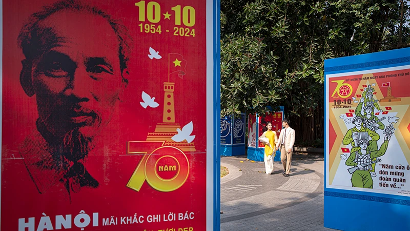 Thành phố Hà Nội trang hoàng nhân dịp kỷ niệm 70 năm Ngày Giải phóng Thủ đô. Ảnh: SƠN TÙNG