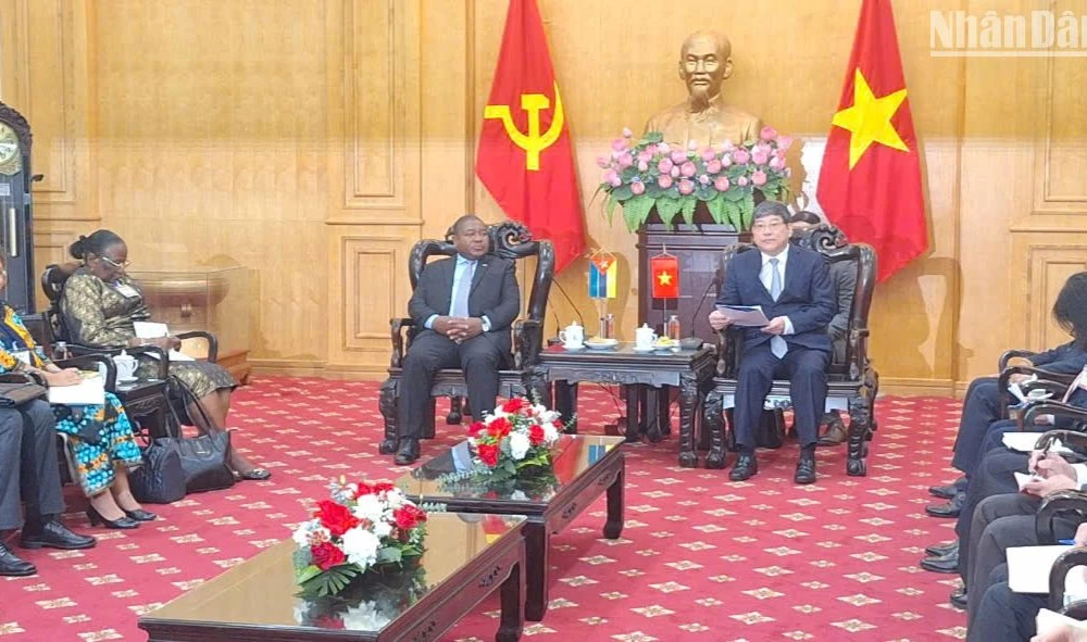 Đại diện lãnh đạo Học viện Chính trị quốc gia Hồ Chí Minh tiếp Tổng thống Filipe Jacinto Nyusi và đoàn cán bộ cấp cao nước Cộng hòa Mozambique.