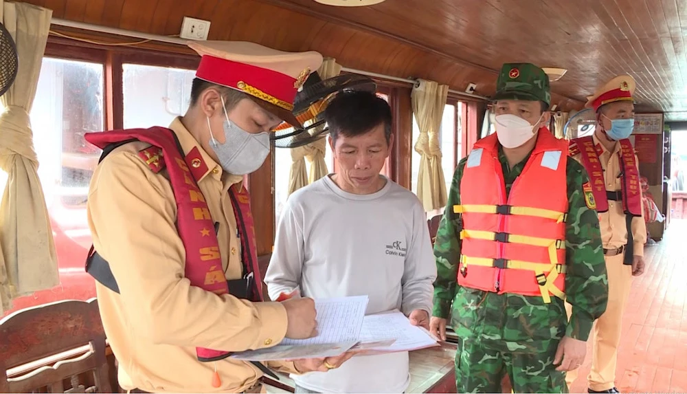 Cảnh sát giao thông đường thủy Công an tỉnh Quảng Ninh phối hợp với các lực lượng chức năng tăng cường kiểm tra các tàu du lịch chở khách tham quan Vịnh Hạ Long.