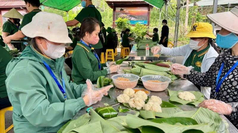 Đội ngũ tình nguyện viên chuẩn bị đồ ăn cho nhân dân và du khách khi về Yên Tử chiêm bái xá lợi Đức Phật.