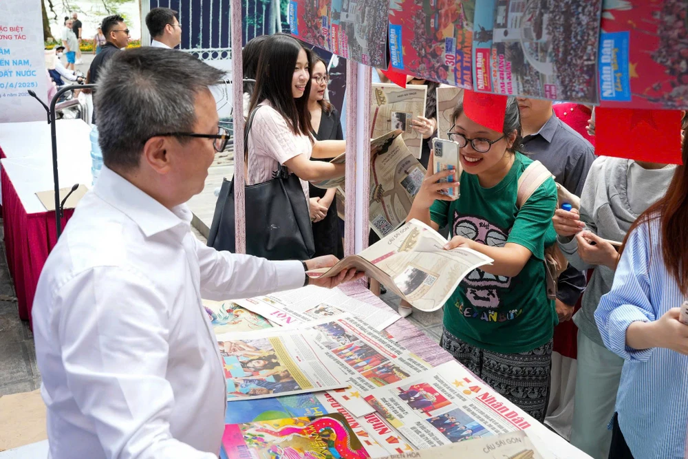 Đồng chí Lê Quốc Minh, Ủy viên Trung ương Đảng, Tổng Biên tập Báo Nhân Dân, Phó Trưởng Ban Tuyên giáo và Dân vận Trung ương, Chủ tịch Hội Nhà báo Việt Nam - trực tiếp tham gia giao lưu và tặng bạn đọc ấn phẩm đặc biệt của báo Nhân Dân nhân kỷ niệm 50 năm Ngày Giải phóng miền nam, thống nhất đất nước.