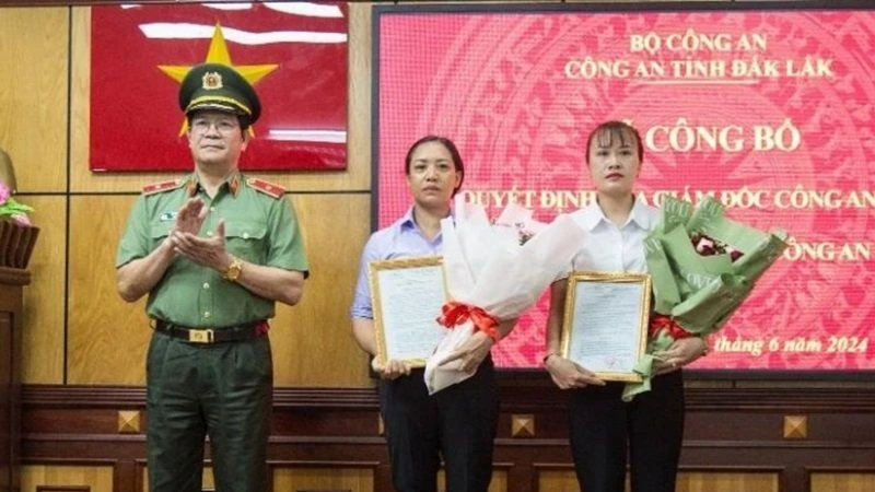 Thiếu tướng Lê Vinh Quy, Giám đốc Công an tỉnh Đắk Lắk đã trao quyết định tạm tuyển chị Trần Thị Sen vào làm việc tại Công an xã Hòa Thắng, thành phố Buôn Ma Thuột và quyết định tuyển chọn chị Phạm Thị Như Phương vào làm việc tại Công an xã Đray Bhăng, huyện Cư Kuin. (Ảnh: Công an Đắk Lắk)