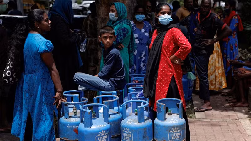 Người dân xếp hàng để mua gas tại Colombo, Sri Lanka, ngày 23/5/2022. (Ảnh: Reuters)