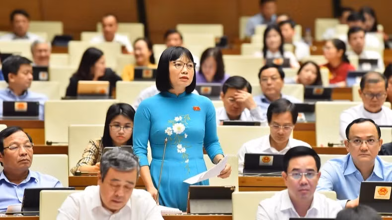 Đại biểu Nguyễn Thị Việt Nga (đoàn Hải Dương) phát biểu trong phiên thảo luận về dự án Luật Công đoàn (sửa đổi) ngày 24/10/2024. (Ảnh: THỦY NGUYÊN)