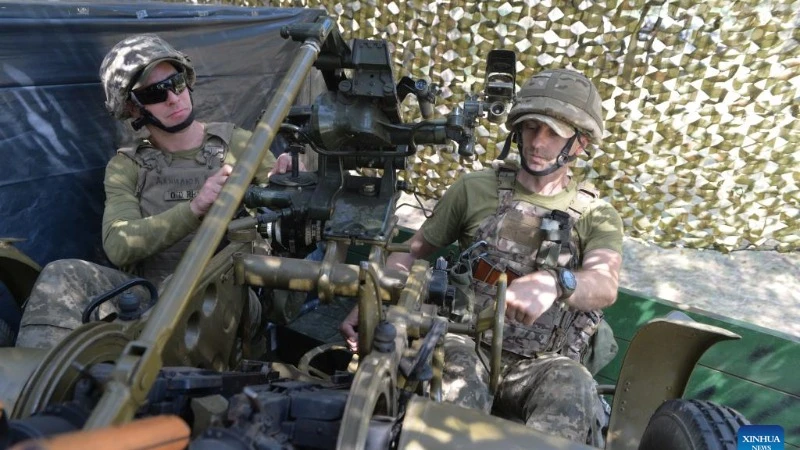 Binh lính Ukraine vận hành vũ khí ở quận Kupyansk, Ukraine, ngày 16/8/2023. (Ảnh: Tân hoa xã)