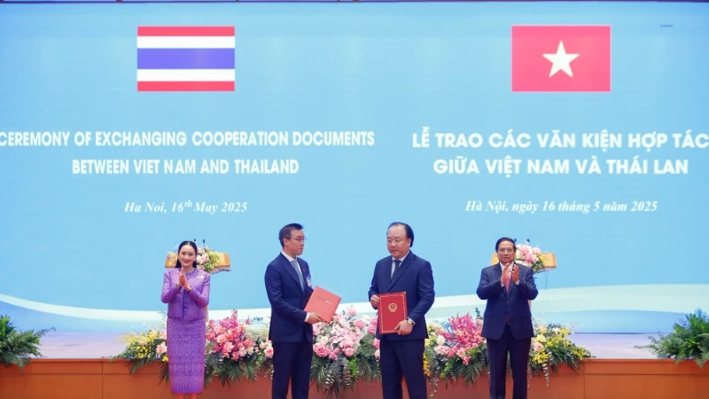 Thủ tướng Chính phủ Phạm Minh Chính và Thủ tướng Thái Lan Paetongtarn Shinawatra chứng kiến trao Chương trình hợp tác giữa Cục Quản lý và Phát triển thị trường trong nước, Vụ Phát triển thị trường nước ngoài - Bộ Công Thương Việt Nam với Tập đoàn Ceantral (Thái Lan) giai đoạn 2026-2028. (Ảnh: NHẬT BẮC/VGP)