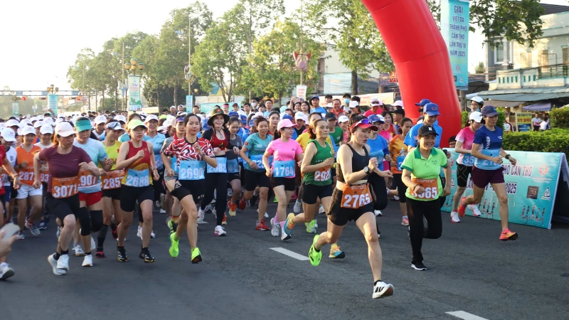 Các vận động viên xuất phát thi đấu. (Ảnh: MỸ HẠNH)