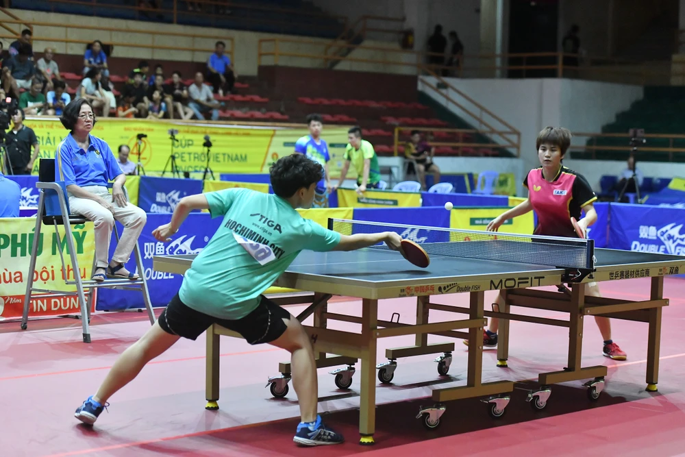 VĐV Nguyễn Khoa Diệu Khánh (đội Thành phố Hồ Chí Minh, bên phải) vô địch đơn nữ sau khi giành chiến thắng trước VĐV cùng đội Nguyễn Bạch Thanh Thư. (Ảnh ĐĂNG KHOA) 