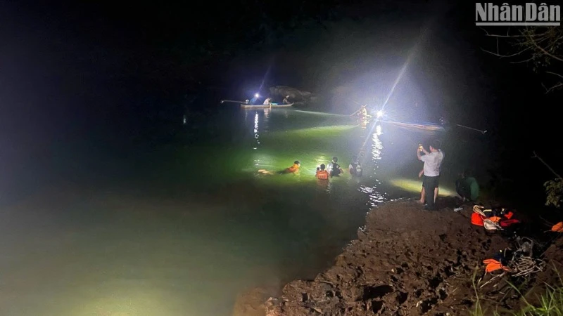 Lực lượng chức năng tổ chức tìm kiếm hai nạn nhân đuối nước ở sông Bé.