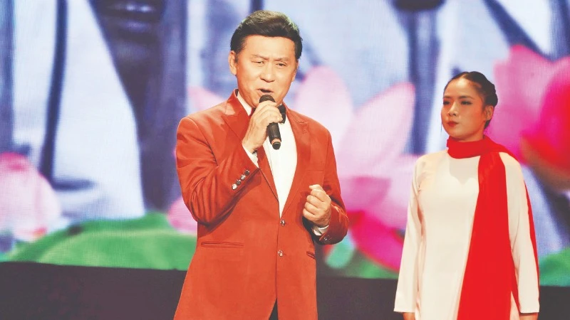 Nghệ sĩ Nhân dân Tạ Minh Tâm biểu diễn trong chương trình nghệ thuật “Con đường thế kỷ Người đi”, nhân kỷ niệm 113 năm Ngày Bác Hồ ra đi tìm đường cứu nước (5/6/1911-5/6/2024). (Ảnh: MẠNH HẢO)