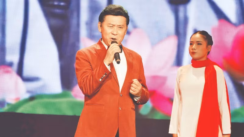 Nghệ sĩ Nhân dân Tạ Minh Tâm biểu diễn trong chương trình nghệ thuật “Con đường thế kỷ Người đi”, nhân kỷ niệm 113 năm Ngày Bác Hồ ra đi tìm đường cứu nước (5/6/1911-5/6/2024). (Ảnh: MẠNH HẢO)