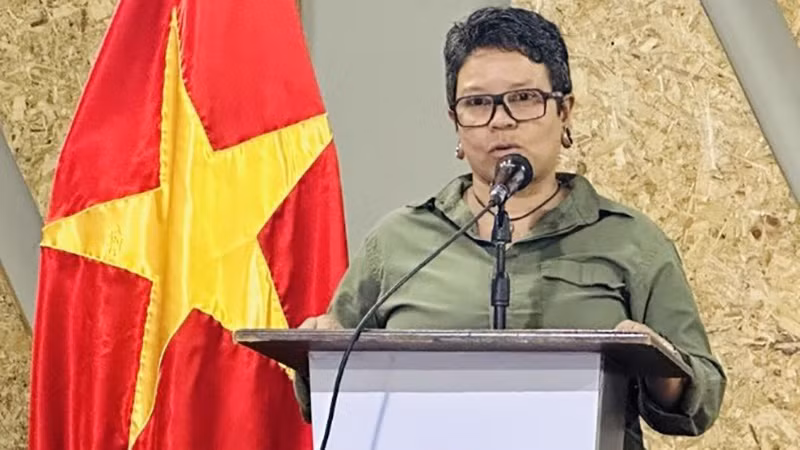 Bà Érika Farías Peña, Chủ tịch Mặt trận Francisco Miranda phát biểu tại buổi lễ. (Ảnh: Đại sứ quán cung cấp/TTXVN)