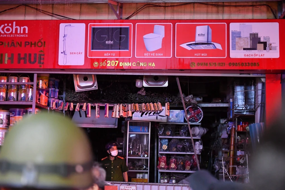 Hiện trường vụ cháy tối 16/6 vừa qua tại phố Định Công Hạ (quận Hoàng Mai, Hà Nội). Địa điểm này là mô hình nhà ở kết hợp sản xuất, kinh doanh. (Ảnh: THÀNH ĐẠT) 