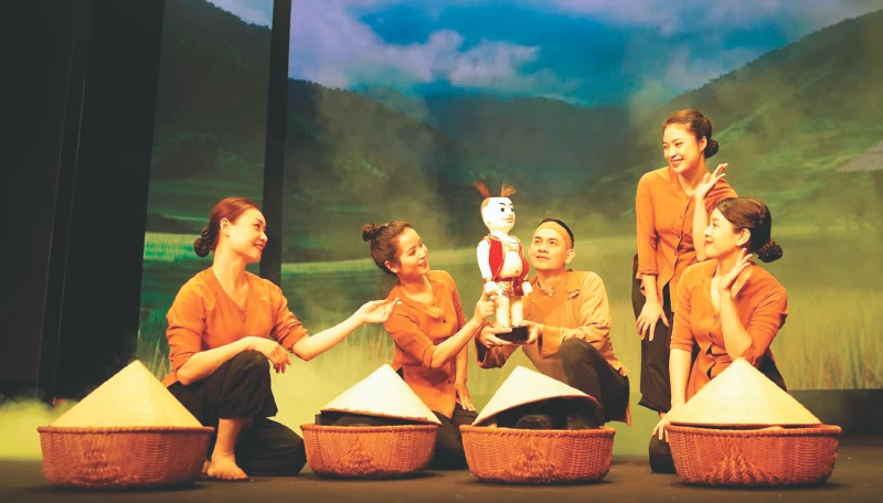 Tiết mục rối "Mơ rồng" của nhóm nghệ sĩ Nhà hát múa rối Trung ương do đạo diễn Lê Quý Dương dàn dựng. 