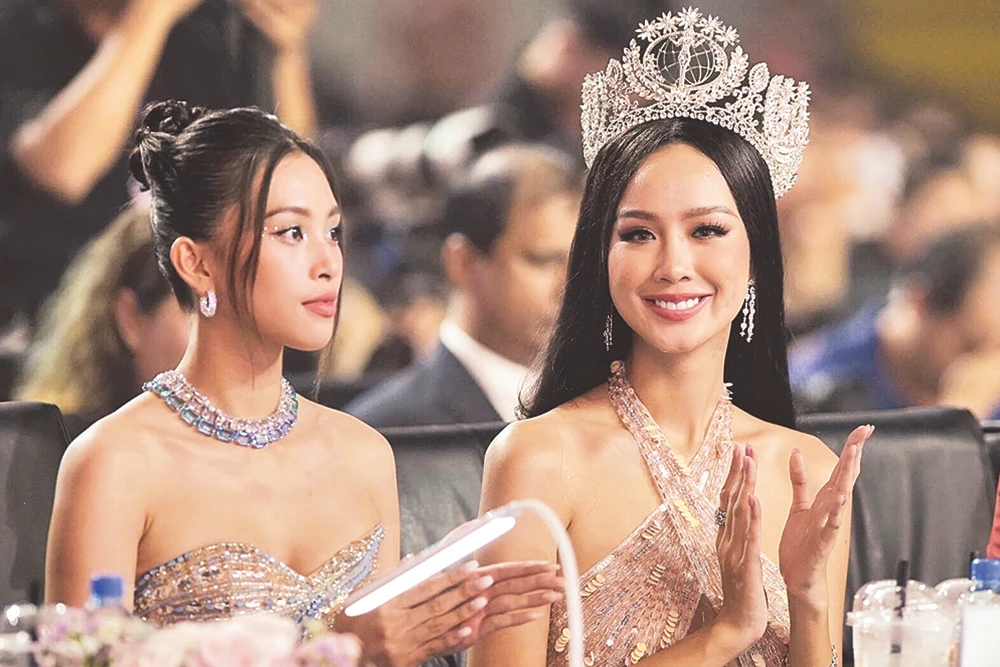 Lê Nguyễn Bảo Ngọc (bên phải), Hoa hậu Liên lục địa 2022 và Hoa hậu Việt Nam 2018 Trần Tiểu Vy trên hàng ghế Ban giám khảo cuộc thi Hoa hậu Việt Nam 2022. Ảnh: Phú Thọ