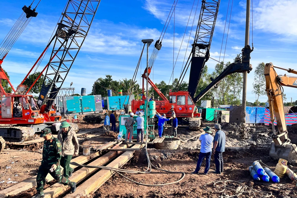 Hiện trường vụ giải cứu cháu bé rơi xuống trụ bê-tông tại Đồng Tháp (Ảnh: Hữu Nghĩa)