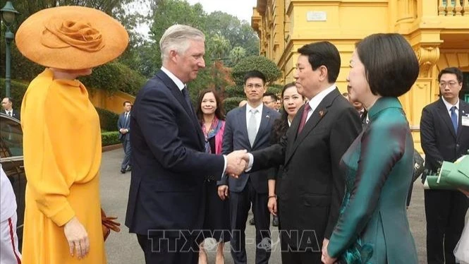 Chủ tịch nước Lương Cường và Phu nhân đón Nhà vua Vương quốc Bỉ Philippe và Hoàng hậu, sáng 1/4/2025. (Ảnh: LÂM KHÁNH/TTXVN)