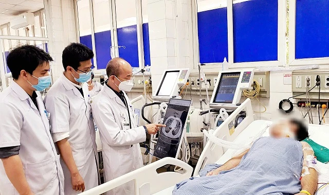 Phó Giáo sư, Tiến sĩ Đỗ Duy Cường Viện trưởng, Viện Y học nhiệt đới, Bệnh viện Bạch Mai cùng các bác sĩ đánh giá biến chứng viêm phổi ở bệnh nhân sởi. (Ảnh minh họa: BVCC)