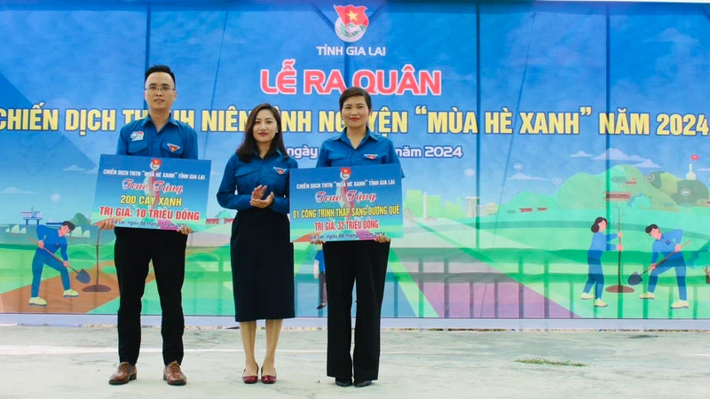 Trao tặng một căn nhà 60 triệu đồng, 1 công trình Thắp sáng đường quê và 200 cây xanh là một trong nhiều nội dung của chiến dịch " Mùa hè xanh" của Tỉnh đoàn Gia Lai đề ra.